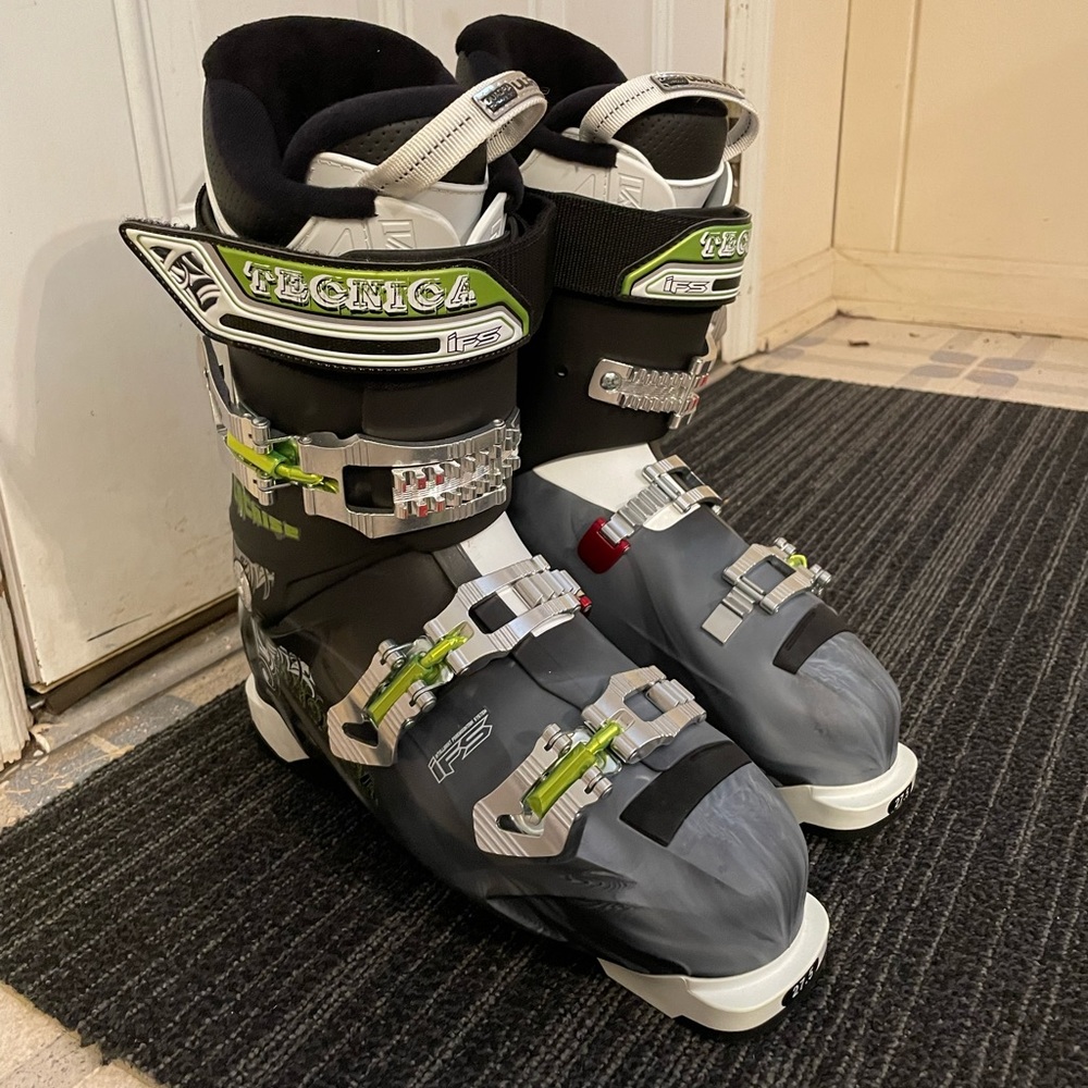 Tecnica Ski Boots (with boot bag)